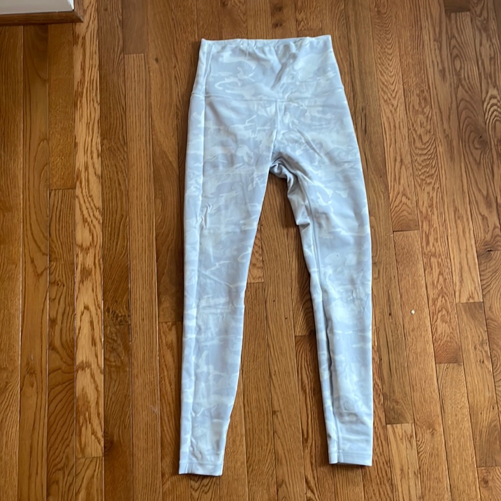 Lulu Lemon Wunder Under 28’ White Camo
